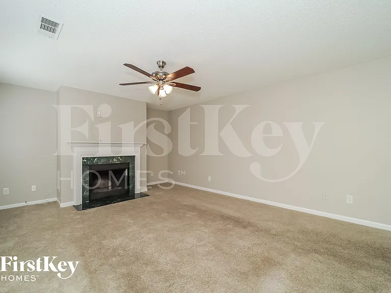 1059 Grandview Cir — Photo 4