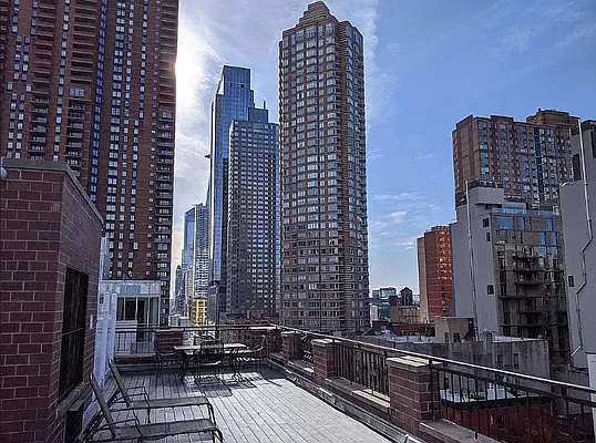 Rented by Avenues Real Estate | media 28