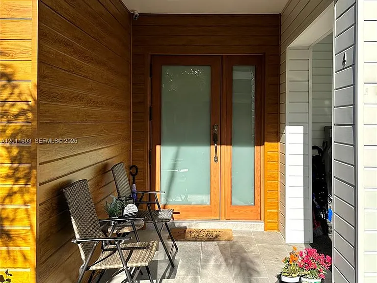 937 NW 10th St #4 — Photo 2