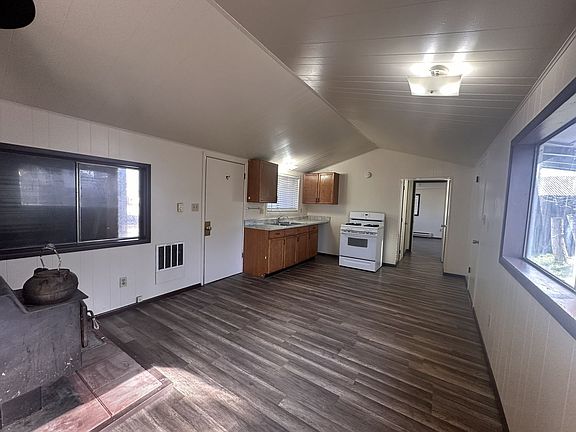 3rd image of 215 Bridge St