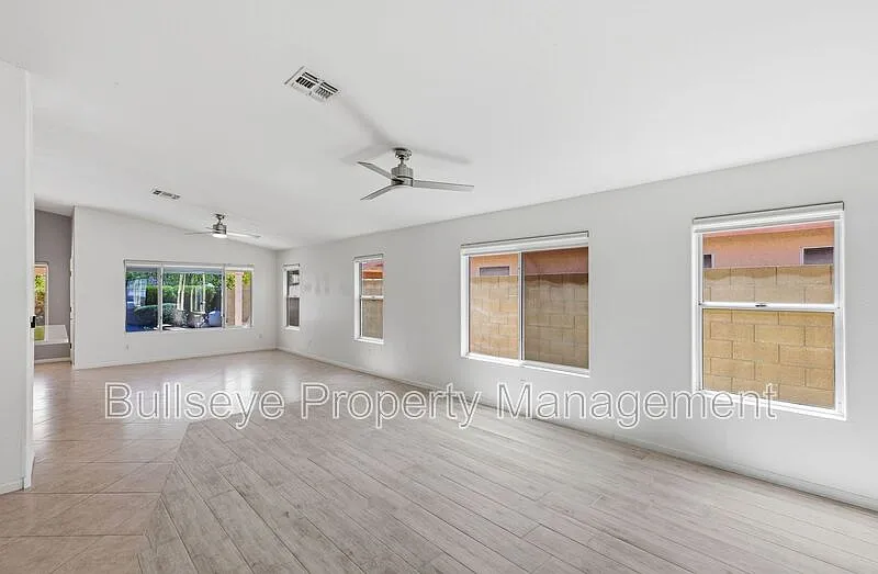 4 bed, 2.0 bath, 1899 sqft, $2,900 — Photo 4