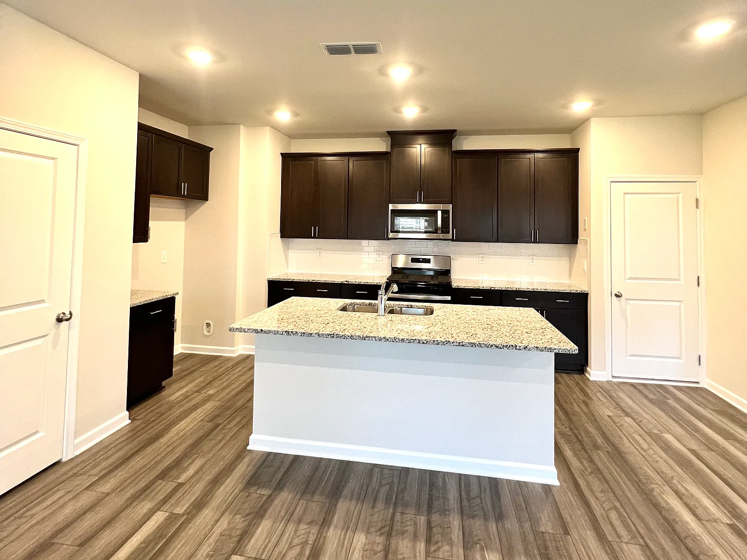 4 bed, 2.5 bath, 1934 sqft, $2,500 — Photo 4