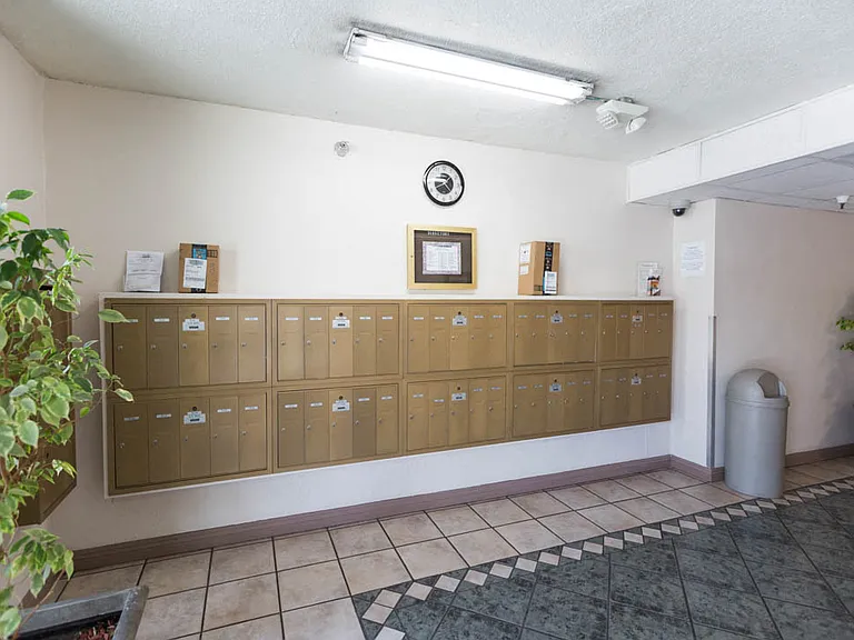 Chateau Regent Apartments — Photo 14