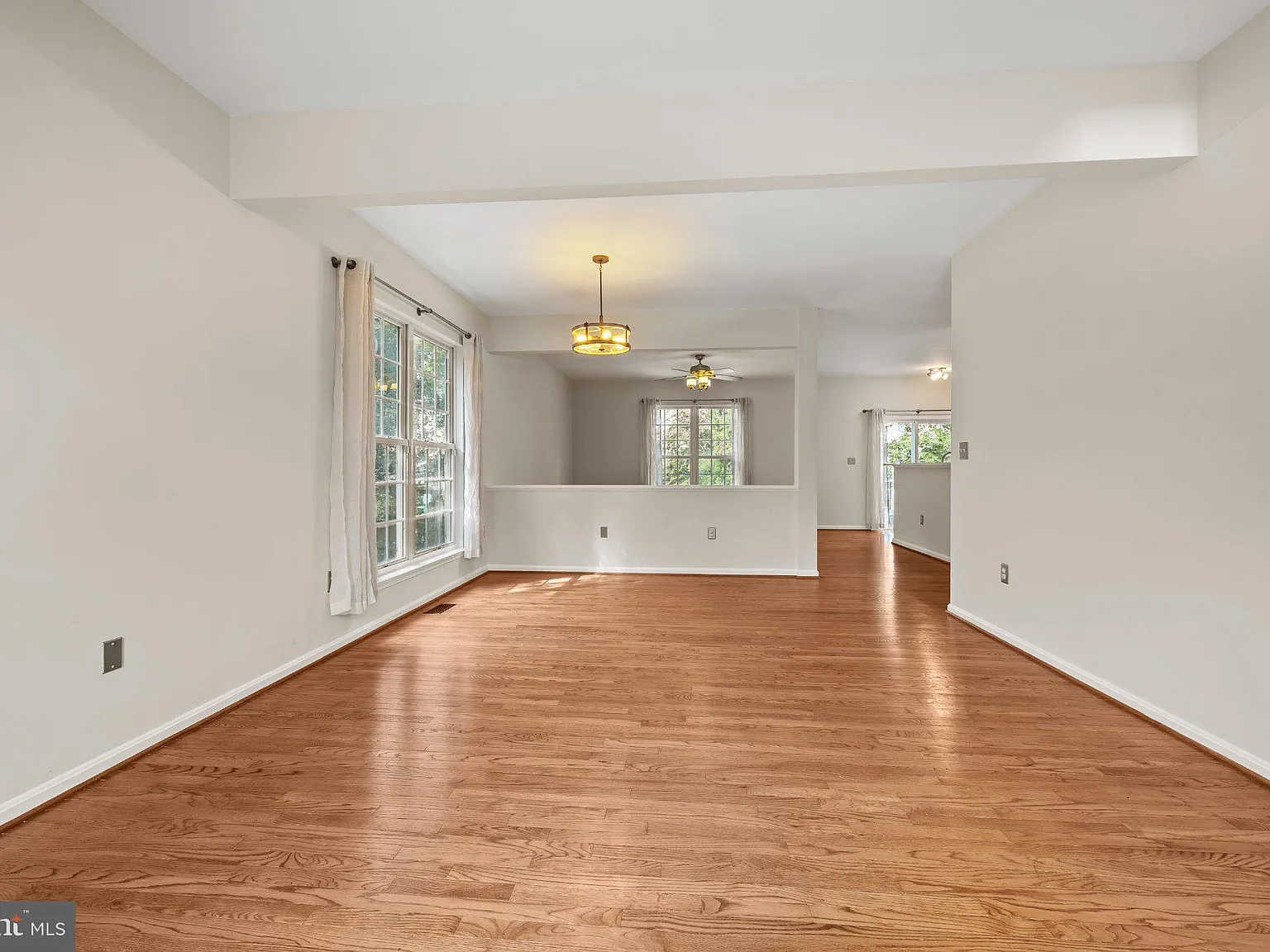 4 bed, 2.5 bath, 2420 sqft, $3,500 — Photo 4