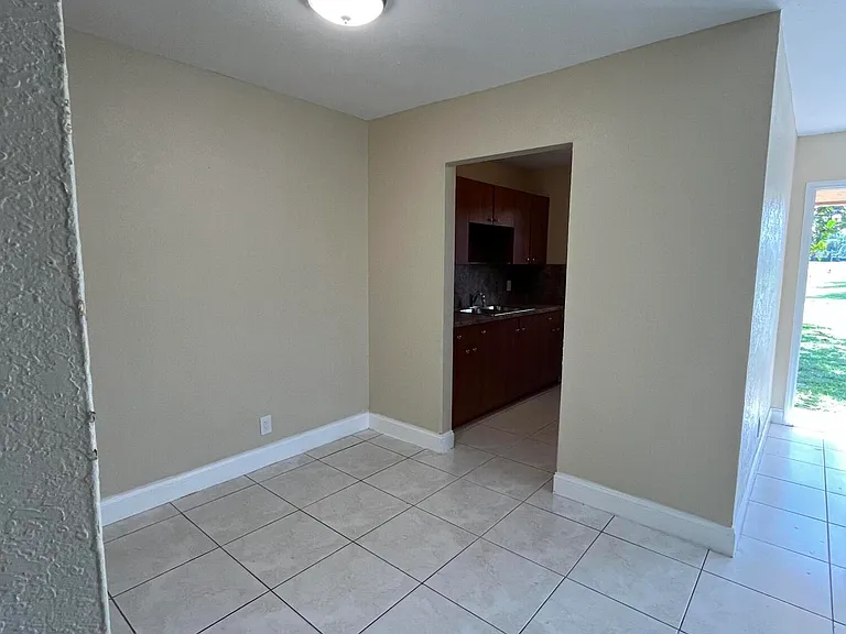 1045 Miami Blvd — Photo 3