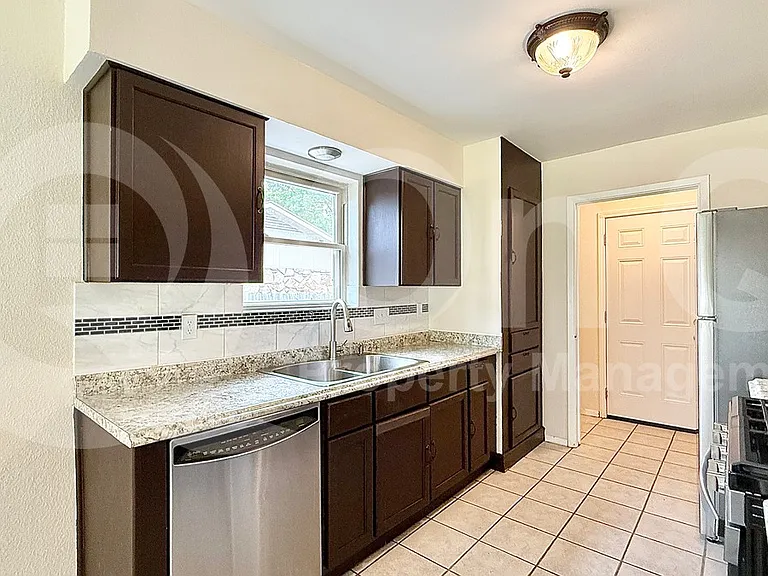 509 Greenway Dr — Photo 4