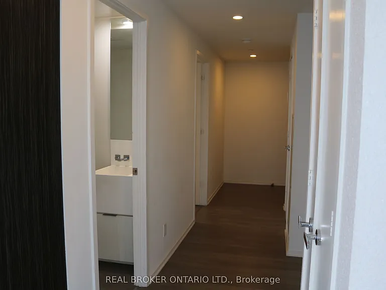 1 Bloor St E #5209 — Photo 12