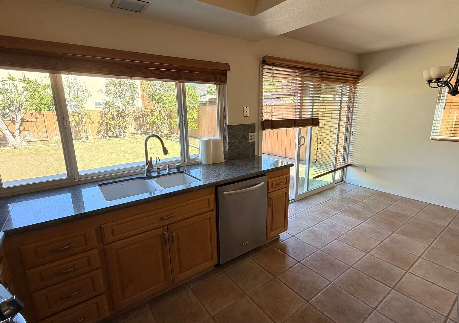 Lovely spacious 3 bedroom with huge back yard — Photo 4