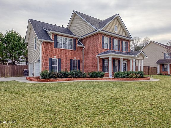 3rd image of 900 Lourdes Ln