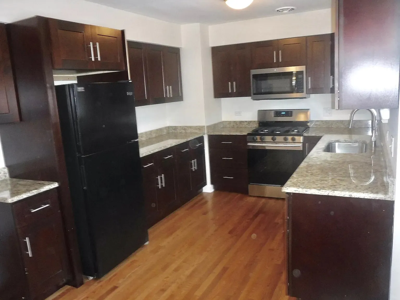 4 bed, 1.5 bath, 1400 sqft, $2,600 — Photo 4