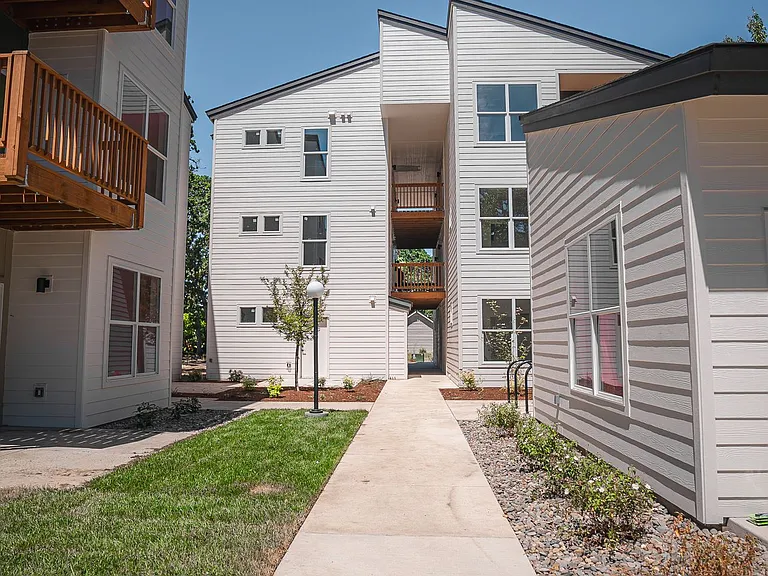 Waller Apartments — Photo 1