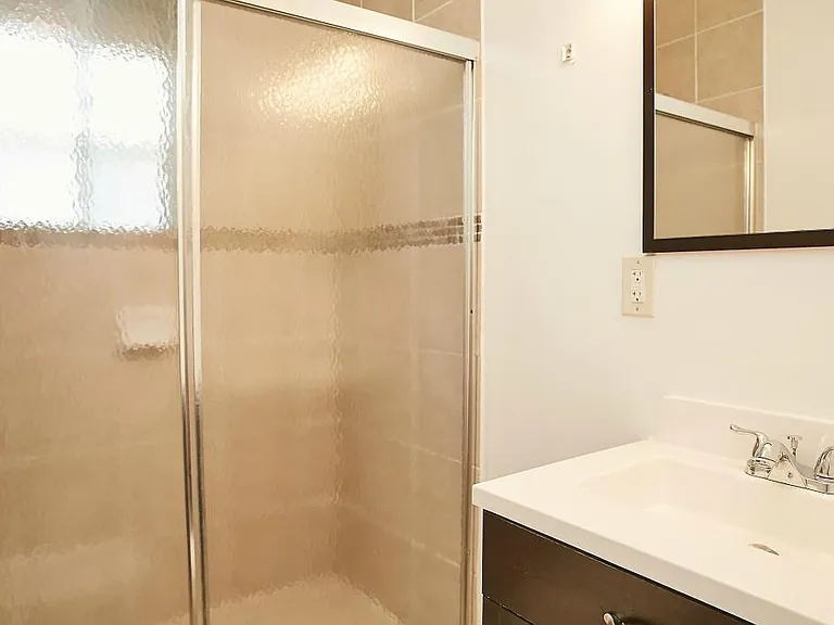 Upper level full bath