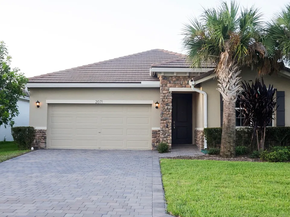 2071 NW Golden Oak Trl