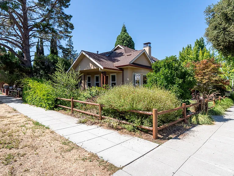 596 Pettis Ave — Photo 1