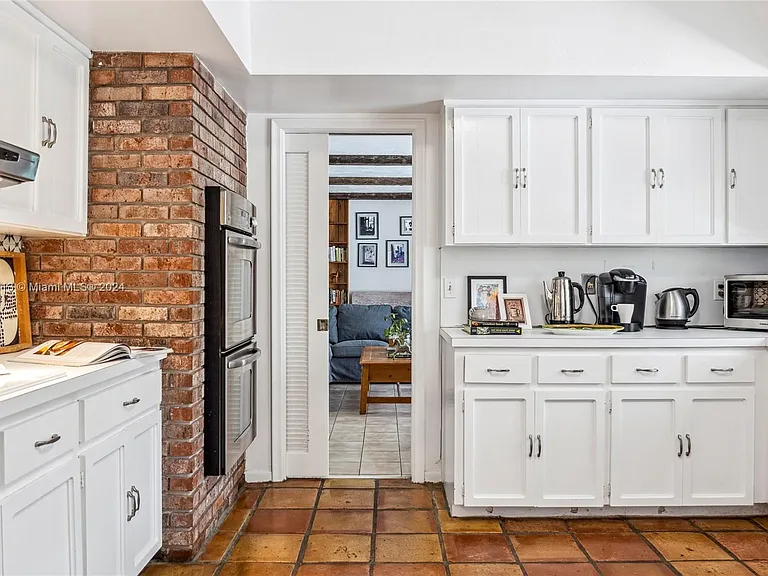 10130 SW 70th Ave — Photo 8