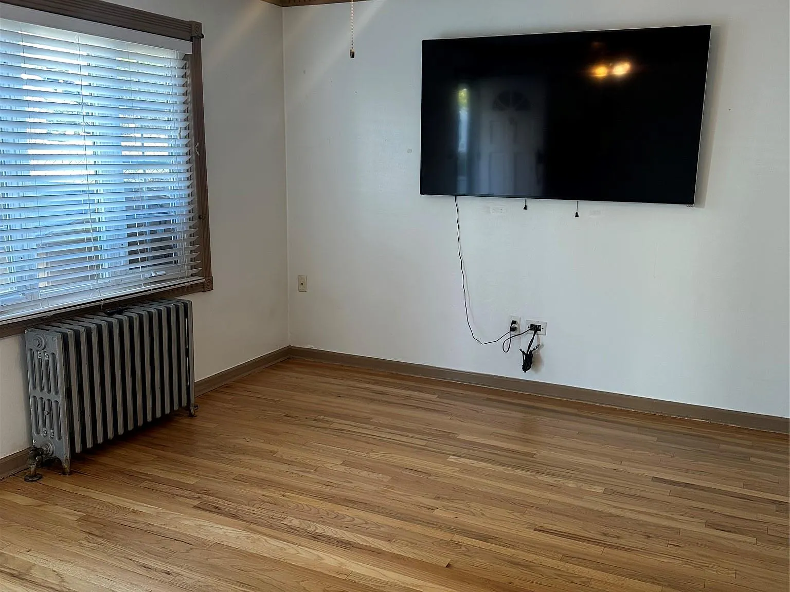 3 bed, 1.0 bath, 1350 sqft, $3,300 — Photo 3