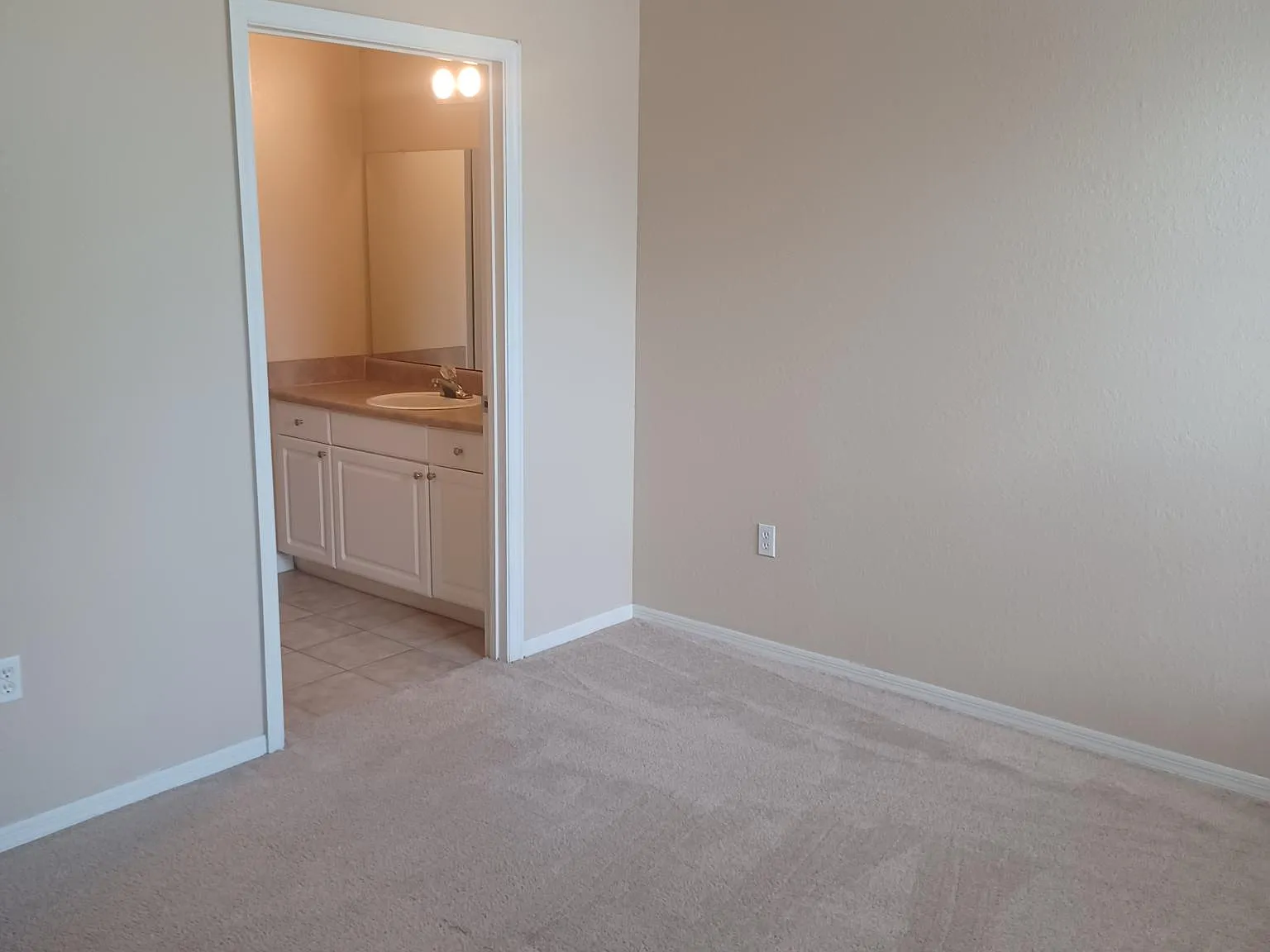 1 bed, 848 sqft, $1,600 — Photo 4