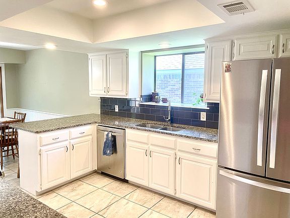 5th image of 1911 Oakview Dr