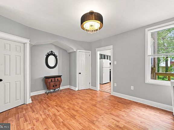 4th image of 427 E Sharpnack St