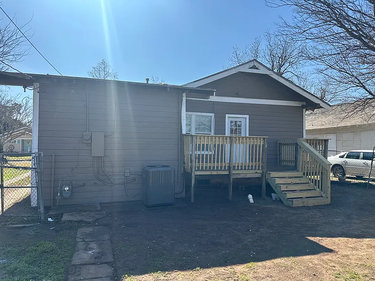 2308 Roberts Ave — Photo 3