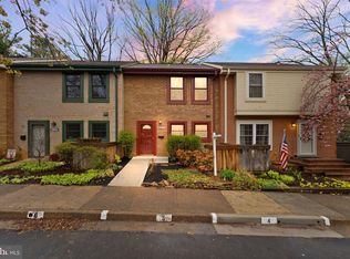 2212 Golf Course Dr, Reston, VA 20191