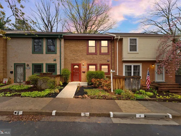 2212 Golf Course Dr, Reston, VA 20191