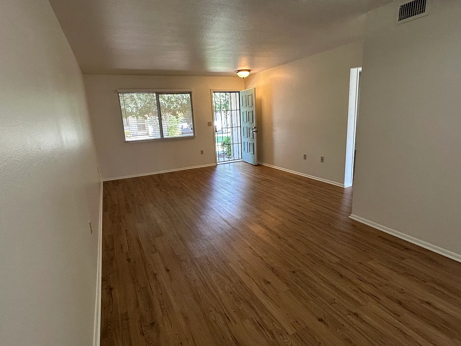 1 bed, 879 sqft, $1,395 — Photo 3