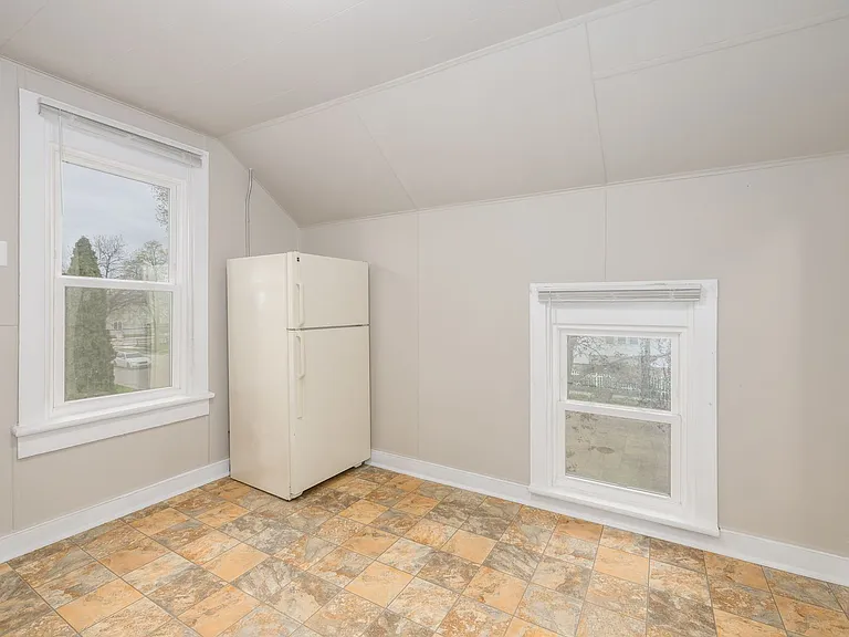 476 Linden St — Photo 6