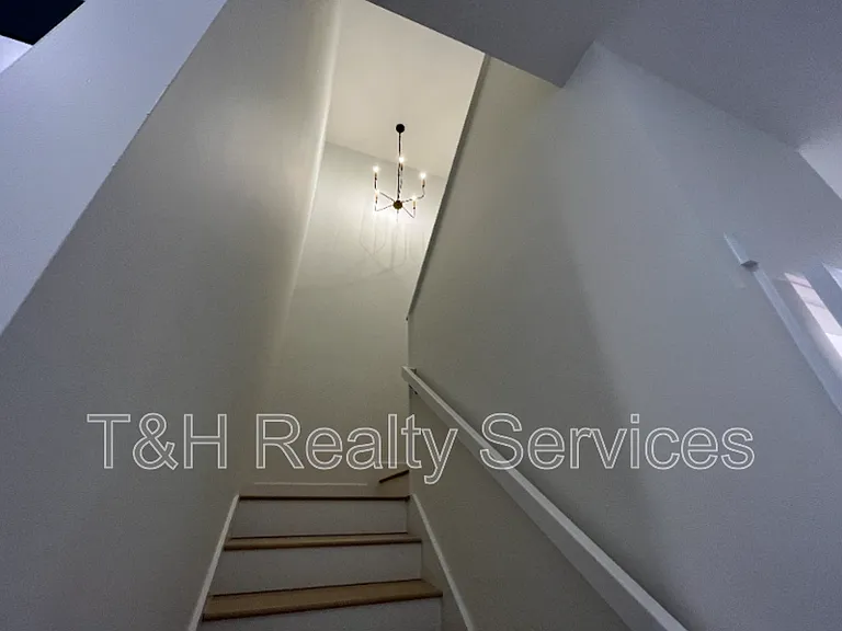 930 Woodlawn Ave — Photo 18