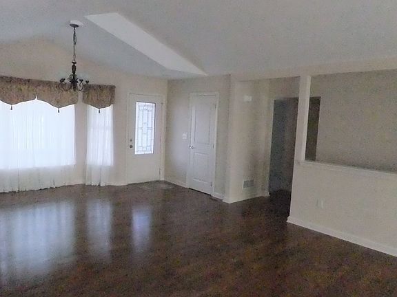 3rd image of 220 Mountainview Dr