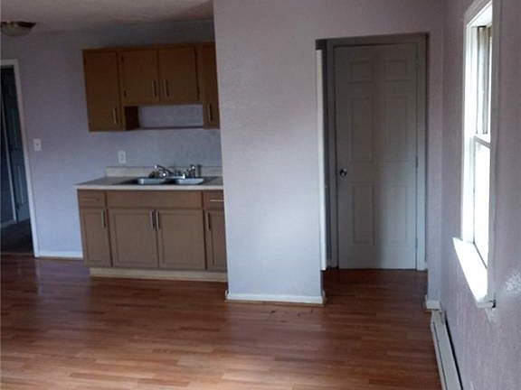 4th image of 157 Stafford Ave