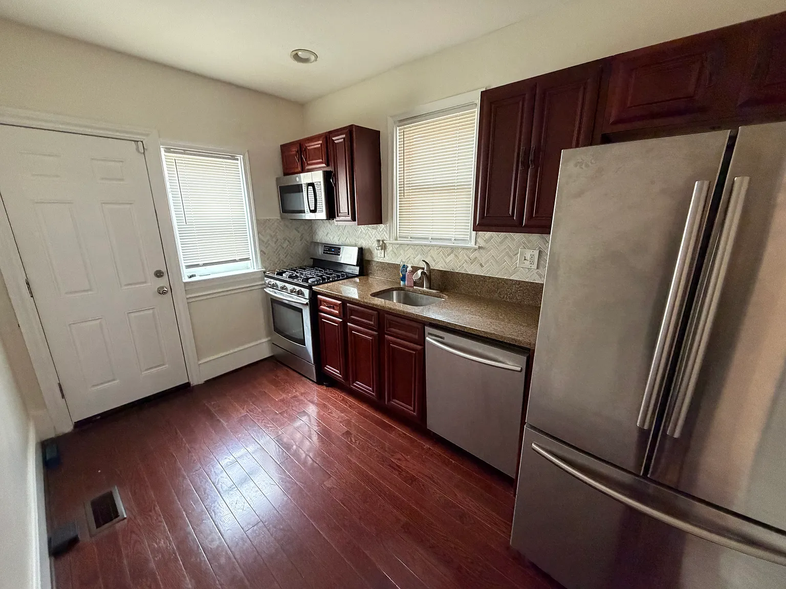 3 bed, 1770 sqft, $2,100 — Photo 3