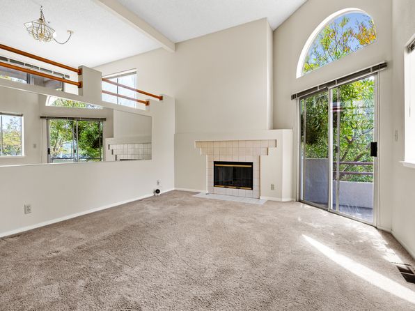 49 E Court Ln