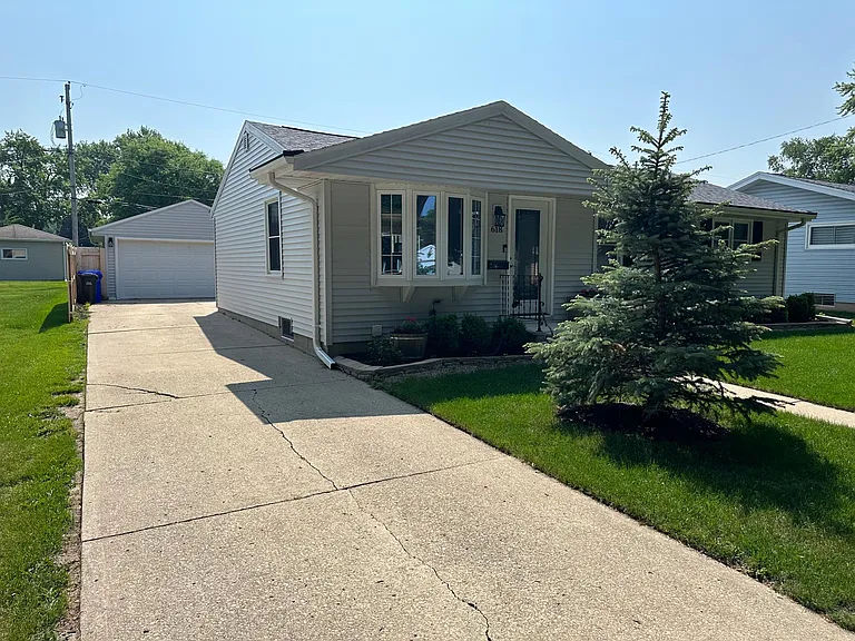 618 S Schaefer St — Photo 3