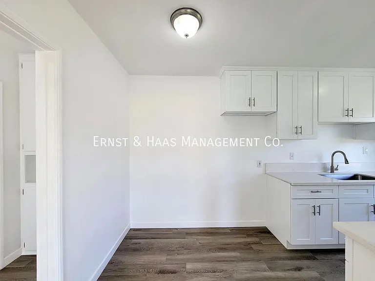 1027 E 7th St #1 — Photo 5