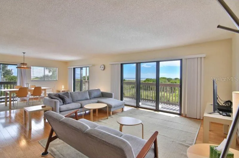 2 bed, 2.0 bath, 1363 sqft, $8,000 — Photo 4