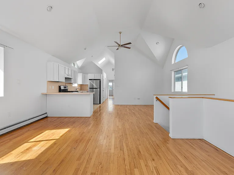 715 E Walnut St #2 — Photo 4