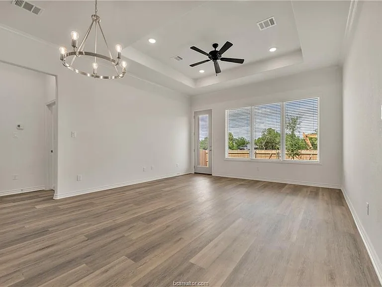 2547 Leyla Ln — Photo 10