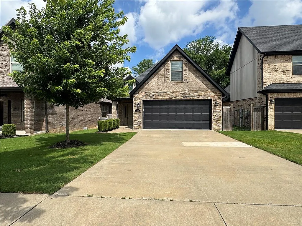 3 bed, 2.5 bath, 2084 sqft, $2,250 — Photo 3