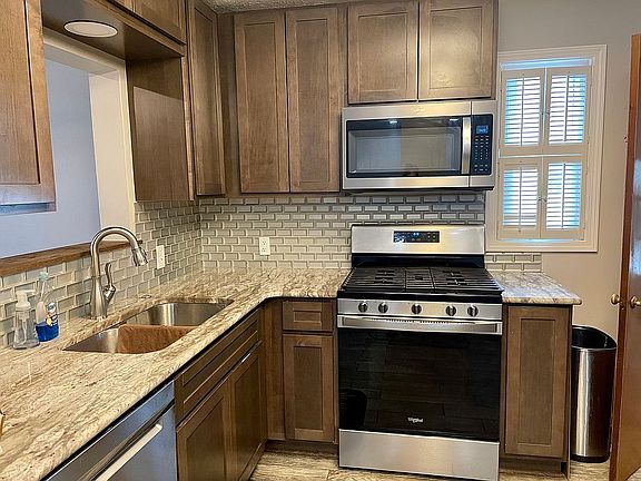 Stainless appliances/granite