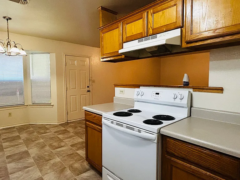 1602 Moss St — Photo 7