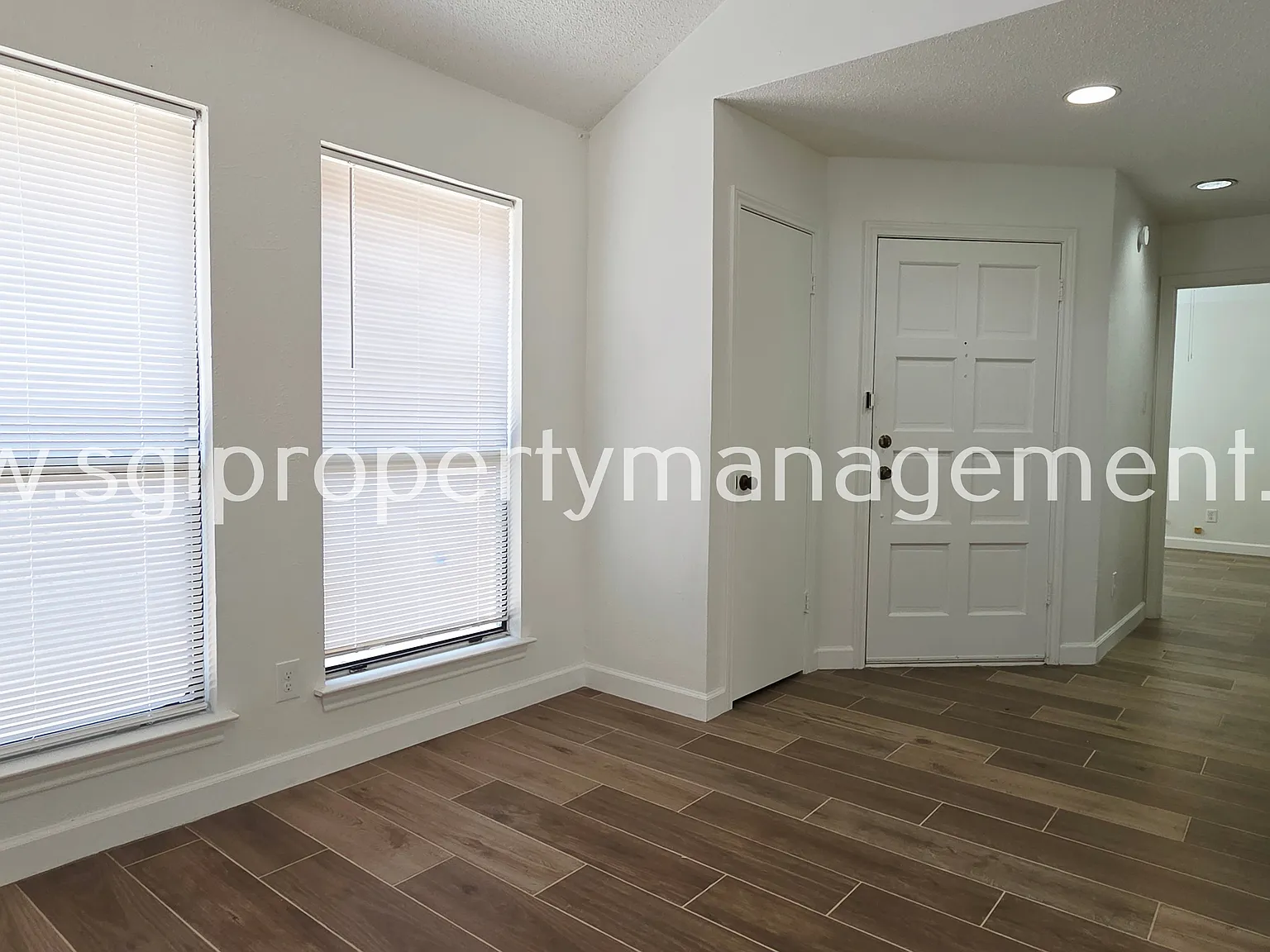 Inviting 2-bedroom 2-bath! — Photo 3