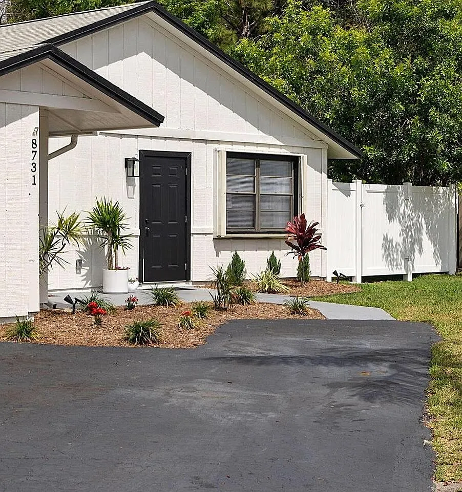2 bed, 1.0 bath, 900 sqft, $3,200 — Photo 1