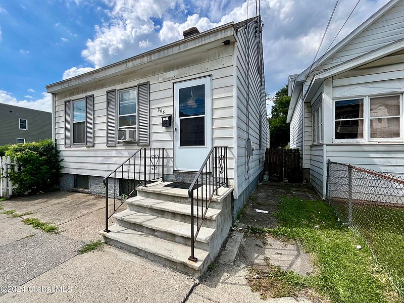4th image of 305 2nd Avenue