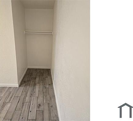 2nd image of 139 W Manchester Blvd APT 5