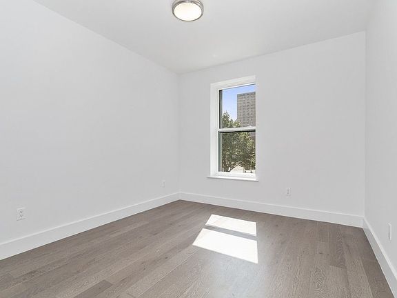 5th image of 154 Graham Ave #3B