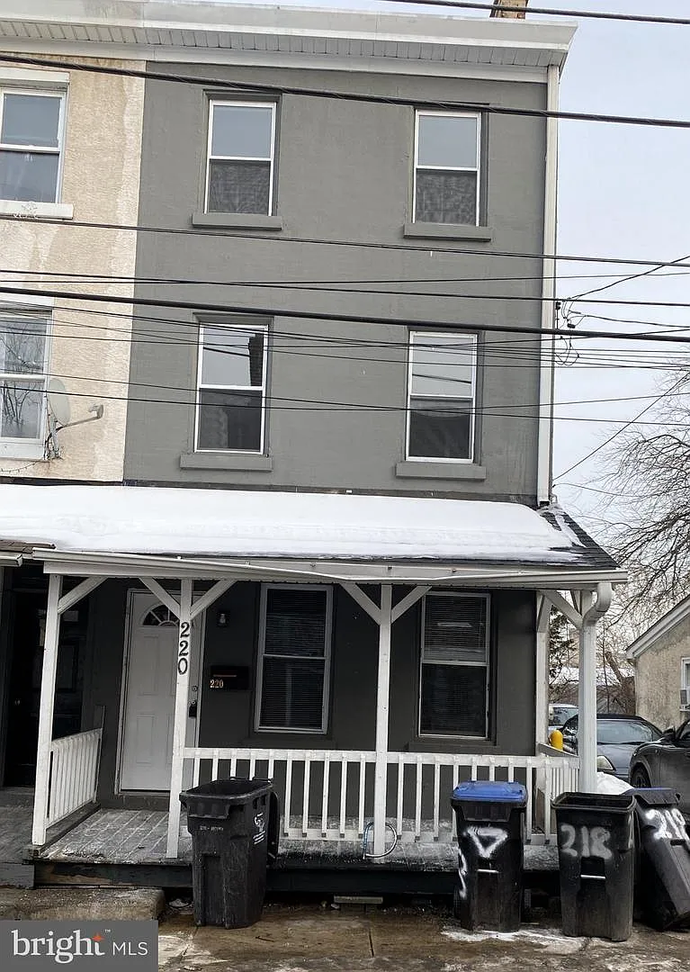 220 Pearl St photo 1