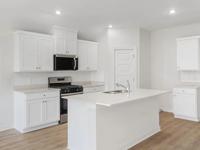 632 S Neon Ave — Photo 2