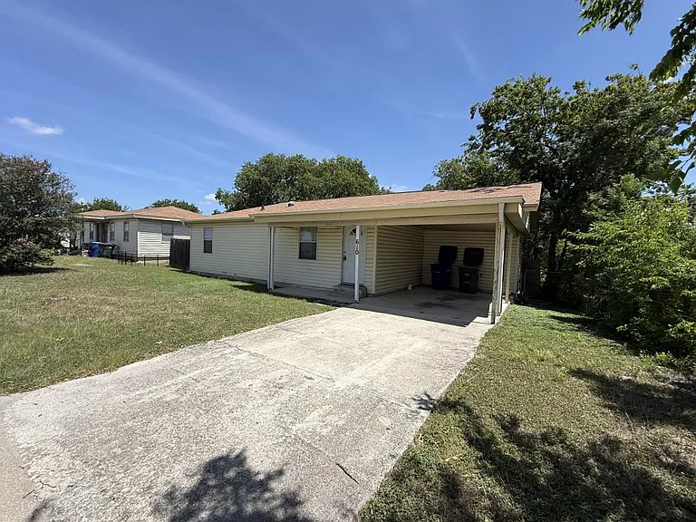 610 W Avenue B — Photo 3