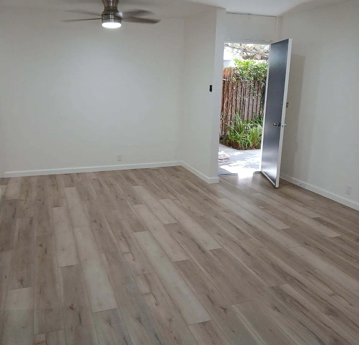 533 S Hudson Ave — Photo 3
